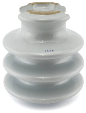 Porcelain aerodynamic line pin insulator