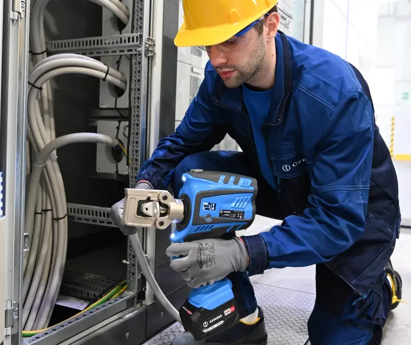Battery crimping tool in a switchboard