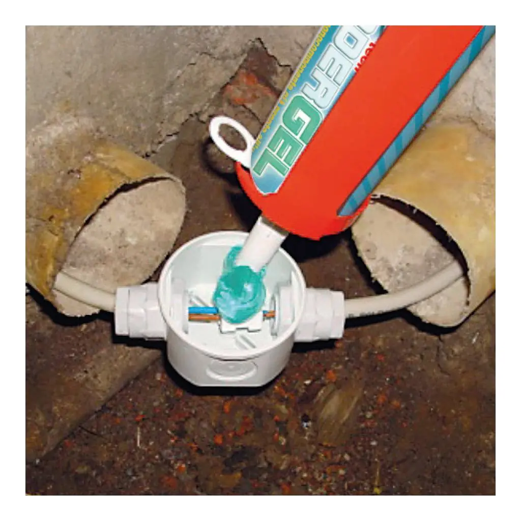 Cartridge applicator sealing an electrical connection